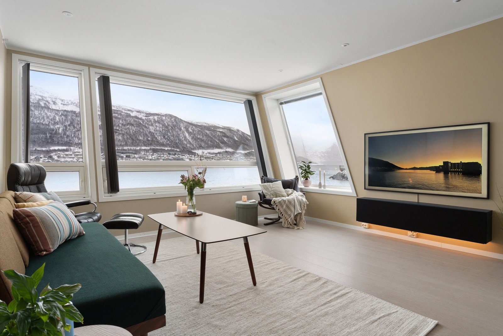 Stuen oppleves svært romslig med god takhøyde og store vindusflater med spektakulær sjøutsikt. Galleribilde