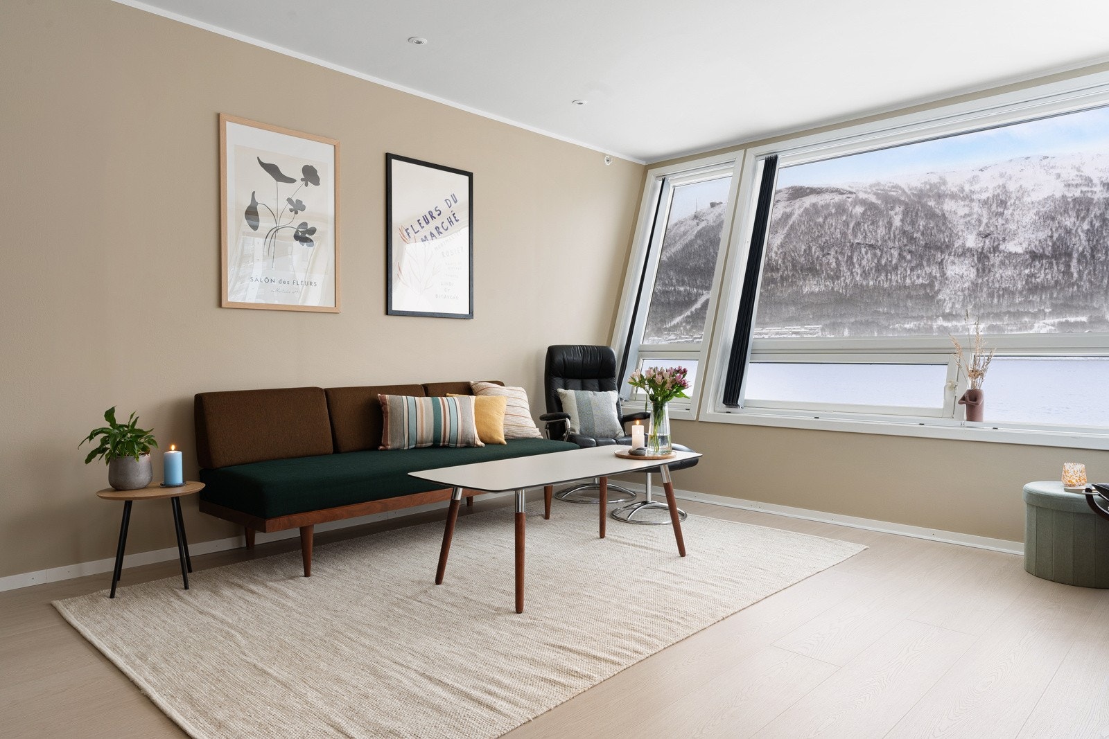 Leiligheten er malt i delikate farger og fremstår moderne med gjennomførte farge- og materialvalg. Galleribilde