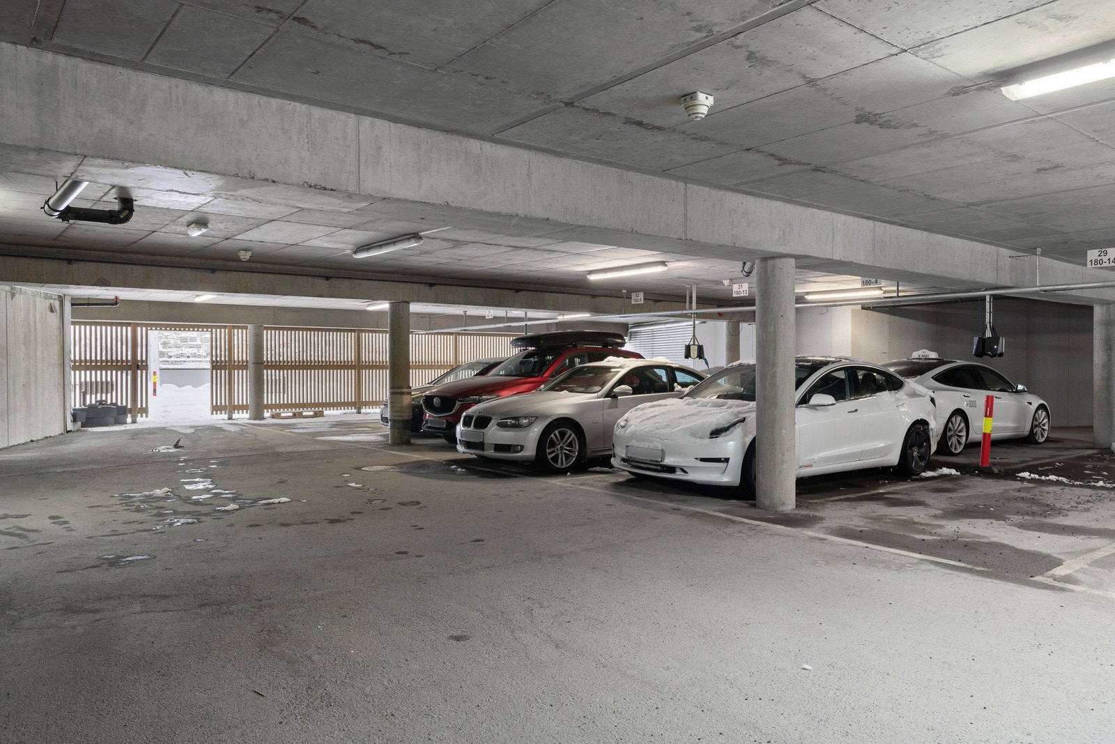 Fast parkeringsplass i parkeringsanlegg. Galleribilde