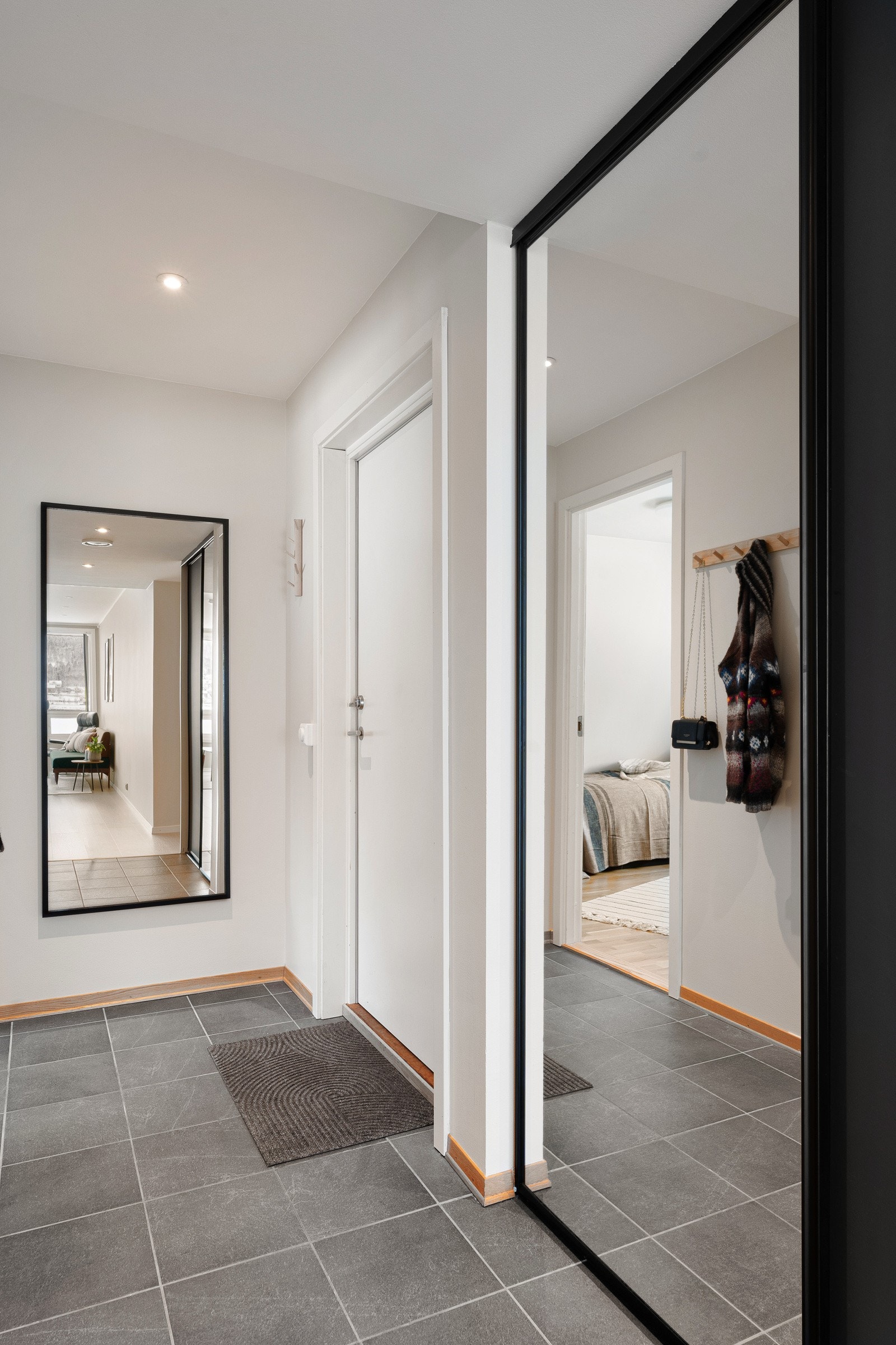 Like utenfor ytterdøra er det en romslig sportsbod med god lagringsplass. Galleribilde