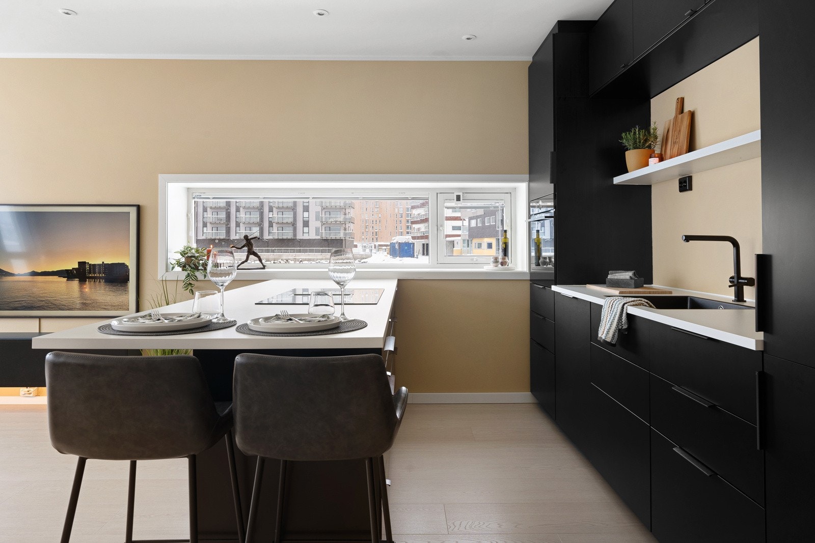 Alt man trenger av integrerte hvitevarer som platetopp, stekeovn, oppvaskmaskin, samt kombiskap med kjøl og frys. Galleribilde