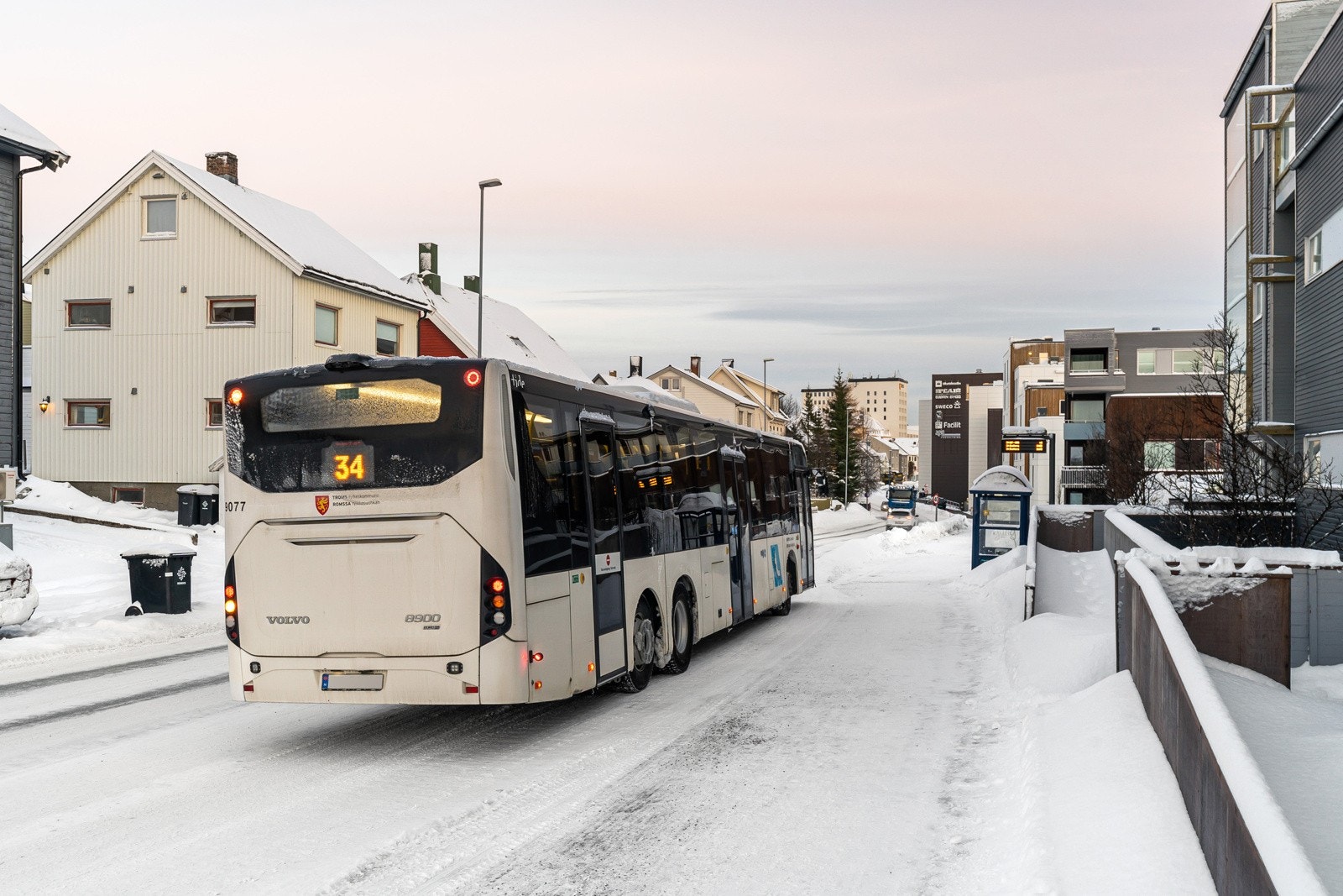 Busstopp like ved, med direkte bussforbindelser til bl.a. UiT/UNN og Giæverbukta (Langnes) og Tromsø sentrum. Galleribilde