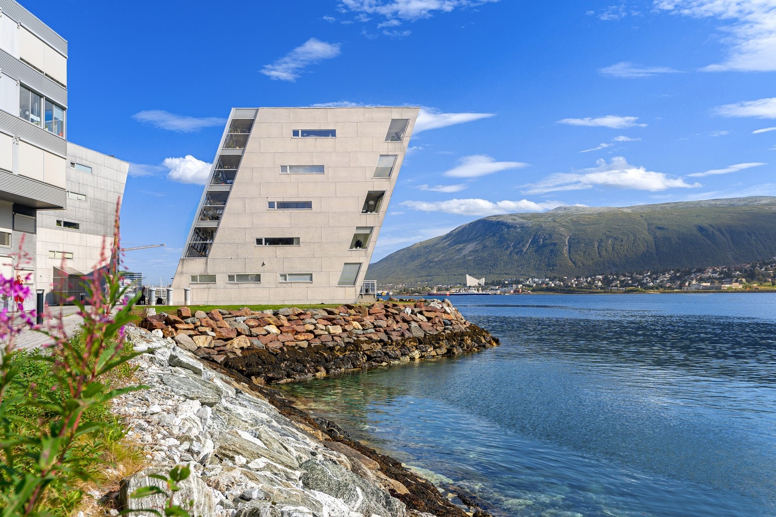 Fasade/utsikt på sommerstid. Pent opparbeidet promenade med herlige turmuligheter, både til Tromsø sentrum og til Telegrafbukta. Galleribilde