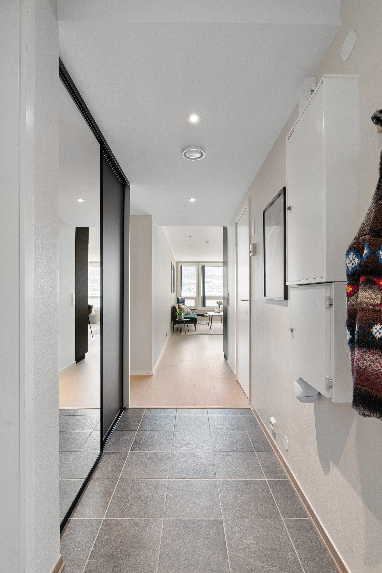 Velkommen inn! Det er satt inn stor skyvedørsgarderobe i entreen. God oppbevaringsplass for sko og yttertøy. Galleribilde