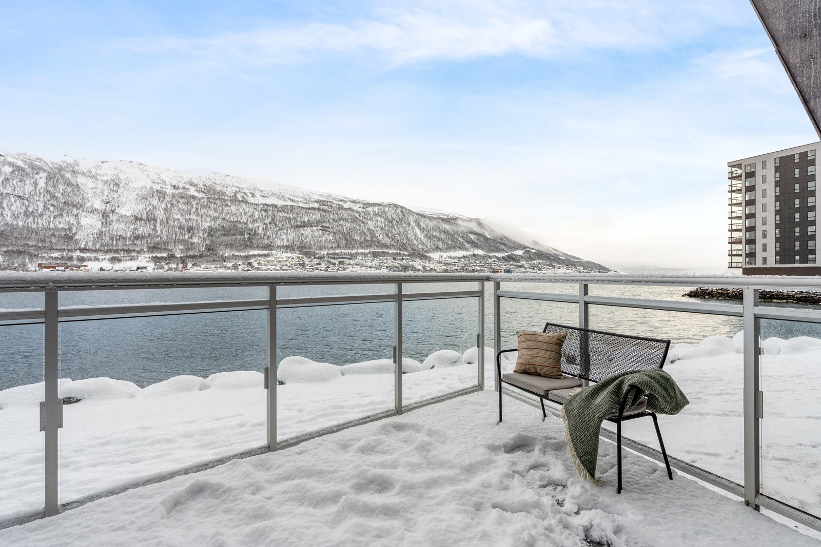 Sameiet har felles terrasse med nydelig sjøtutsikt og gode solforhold. Galleribilde