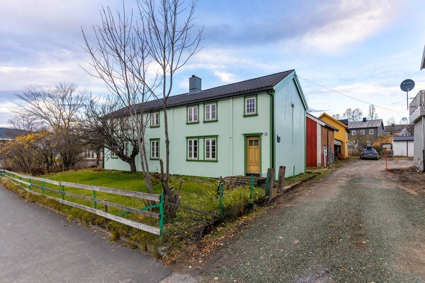 Det har vært to leiligheter i huset. Ytterkledningen er fra 2009. Galleribilde