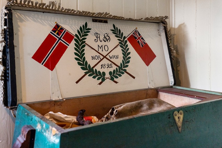 Minner fra fortiden som man fant i boligen. Galleribilde