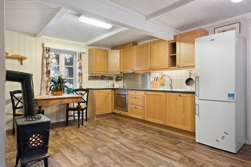 Koselig vedovn på kjøkkenet. Galleribilde