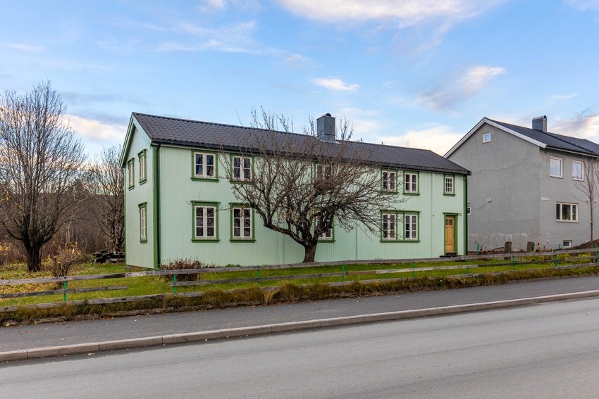 Huset ble også utvidet mellom 1905 og 1910. Vinduer er fra 2009. Galleribilde