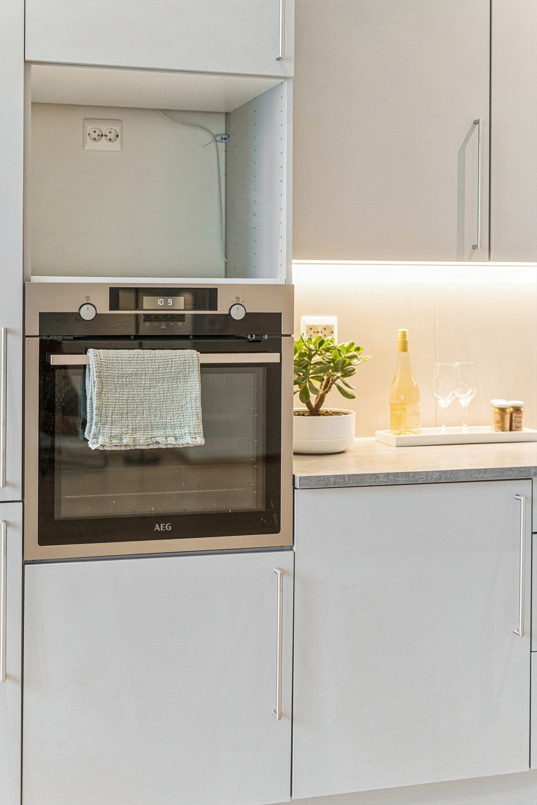 Alle kvitevarer er integrert, og om ein ynskjer det er det ledig plass for å sette inn integrert mikro, kaffimaskin eller liknande. Galleribilde