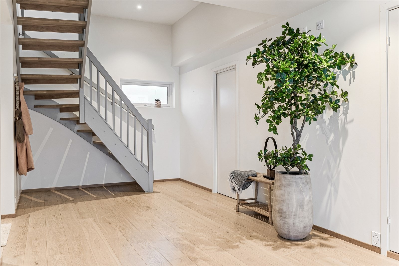 Trappa leder oss opp i øverste etasje, som består av loftstove med utgang til takterrassen. Galleribilde
