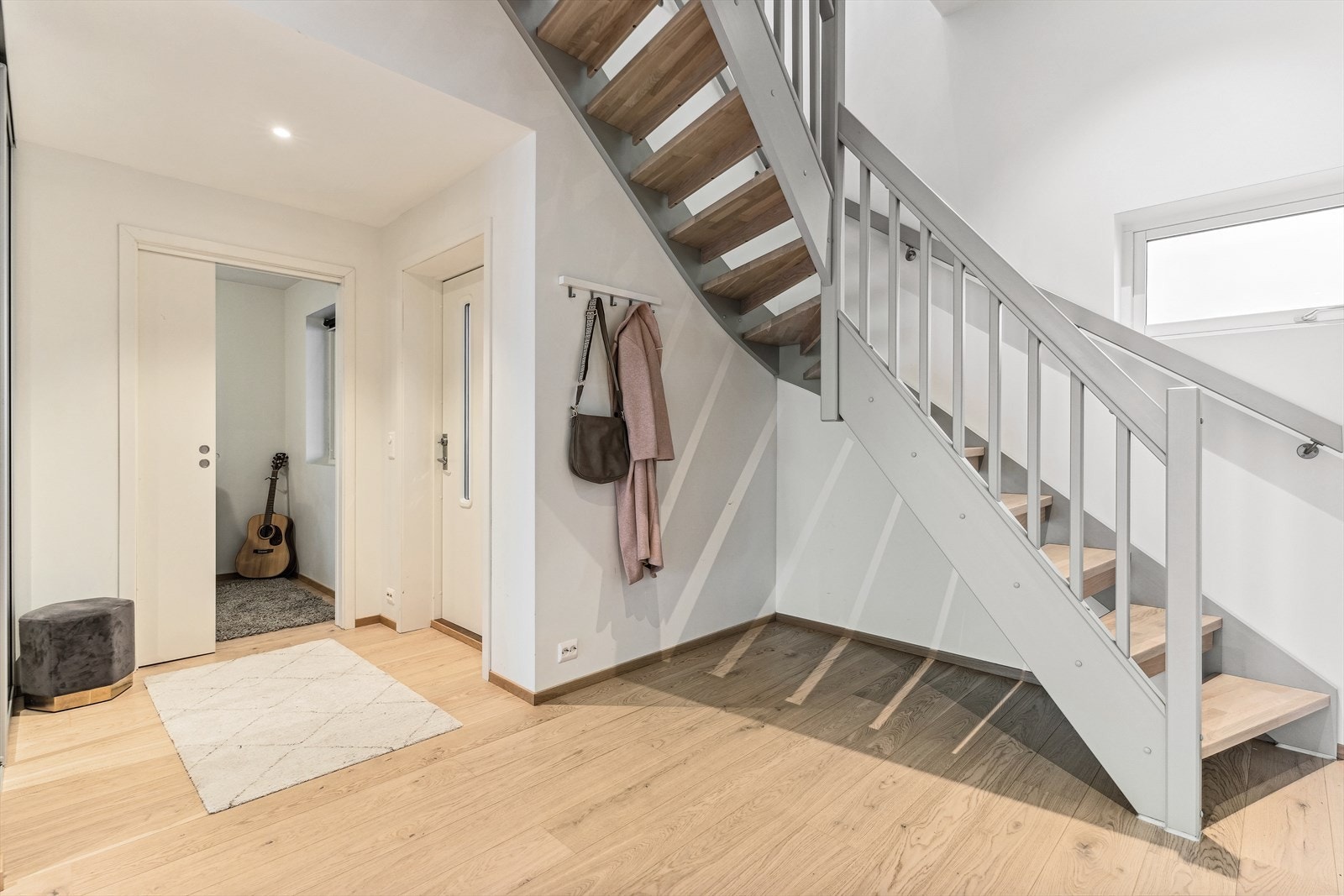 Med skyvedørsgarderobe også i entrèen, er det ingen problem å gje eit godt fyrsteinntrykk med system og orden i kle og sko. Galleribilde