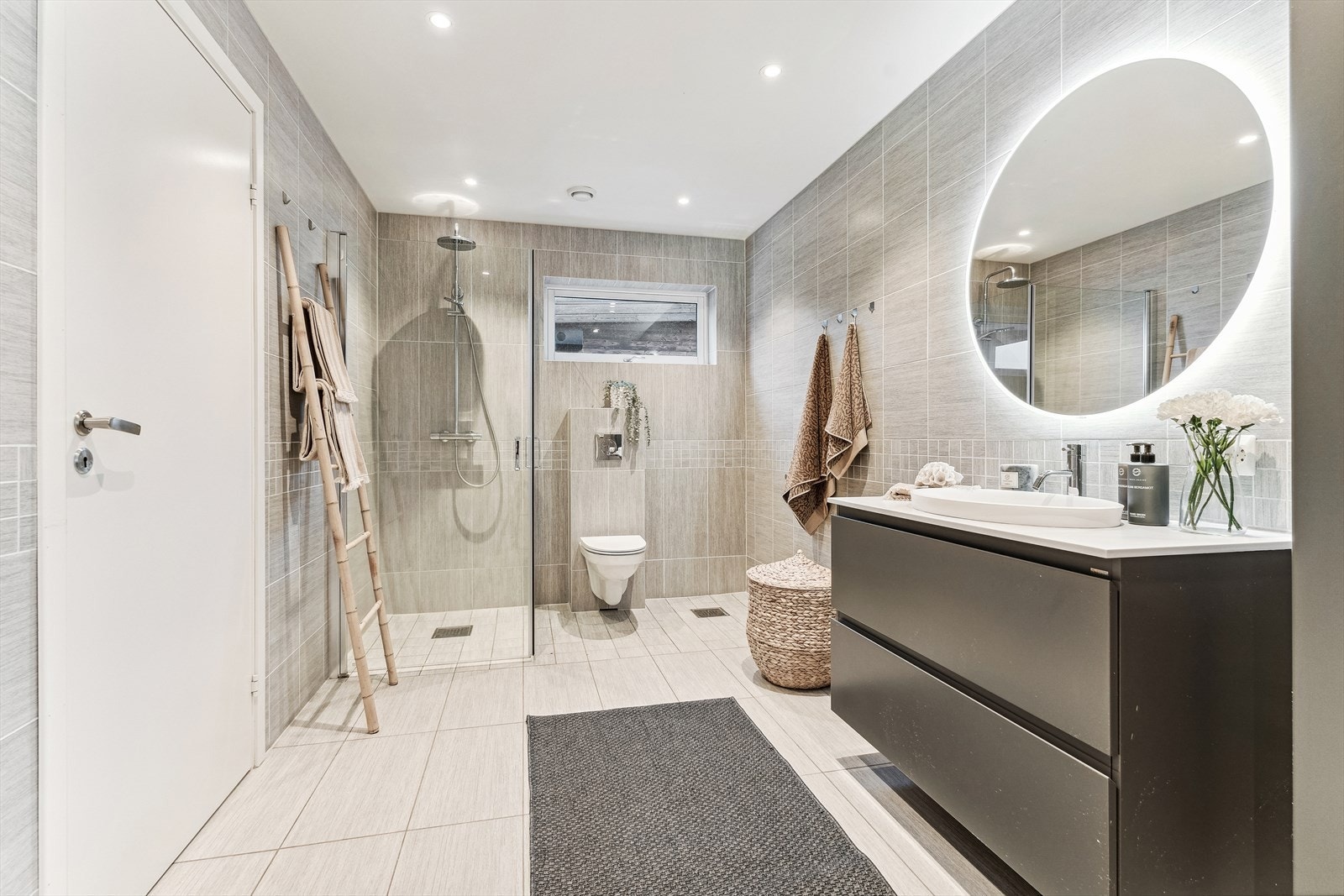 Badet er romsleg med vidare tilkomst til vaskerom vegg i vegg. Galleribilde