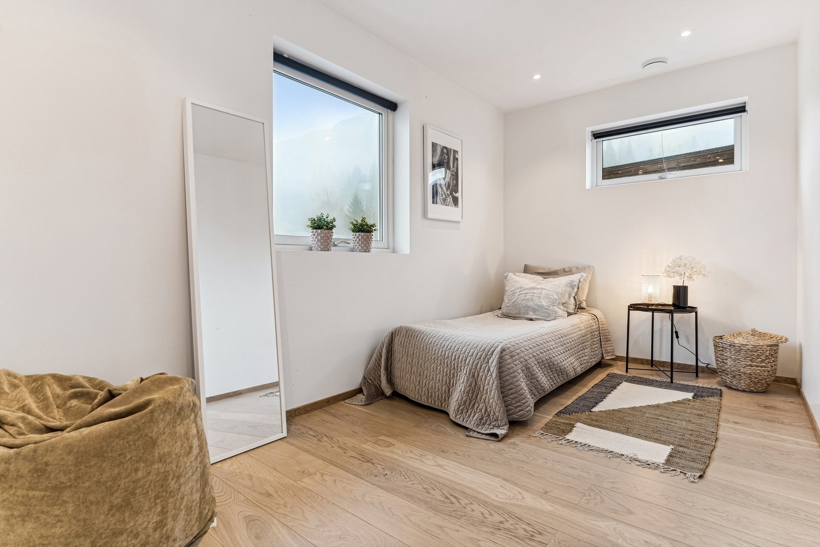 Dei fleste romma i bustaden har downlights i himling, som sørger for den rette belysninga til ei kvar tid. Galleribilde