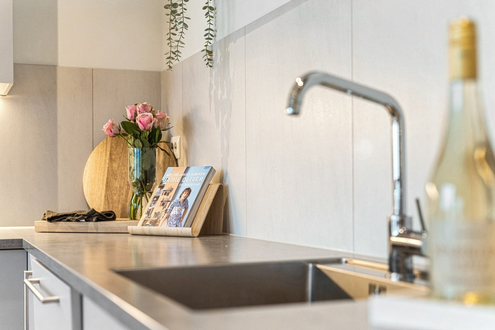 Kitchenwalls over benkeplata gjer det enkelt å halde reint. Galleribilde