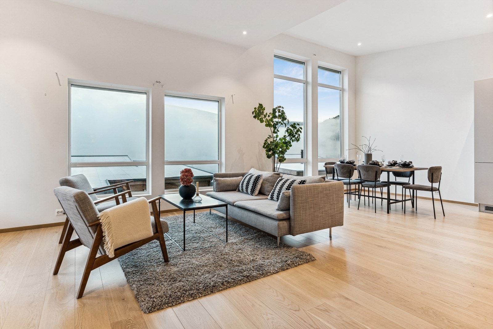 Stova er av god størrelse, med rom for både sittegruppe og spisegruppe, fint plassert foran vindauga. Galleribilde