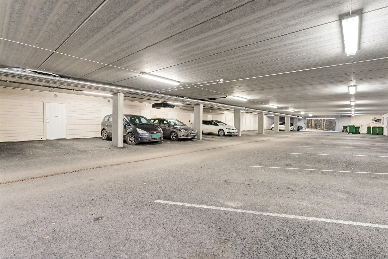 Leilegheita disponerer også to faste garasjeplassar i felles garasjekjellar, derav ein med el-billader. Galleribilde