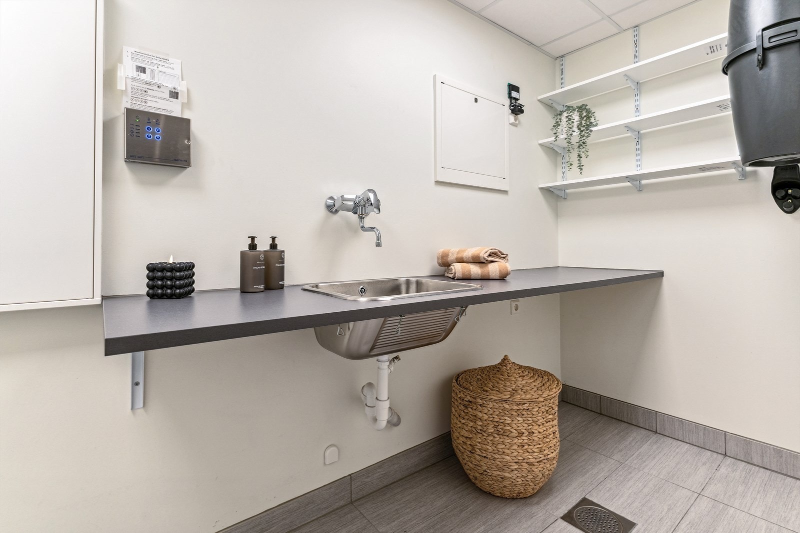 Vaskerommet er utstyrt med benkeplate med nedfelt skyllekar, hyllesystem og opplegg for vaskemaskin samt diverse andre tekniske installasjonar. Galleribilde