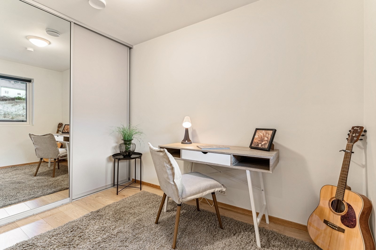 Det siste soverommet har stor skyvedørsgarderobe, og kan gjerne innreiast som kontor eller hobbyrom - alt etter ynskje og behov. Galleribilde