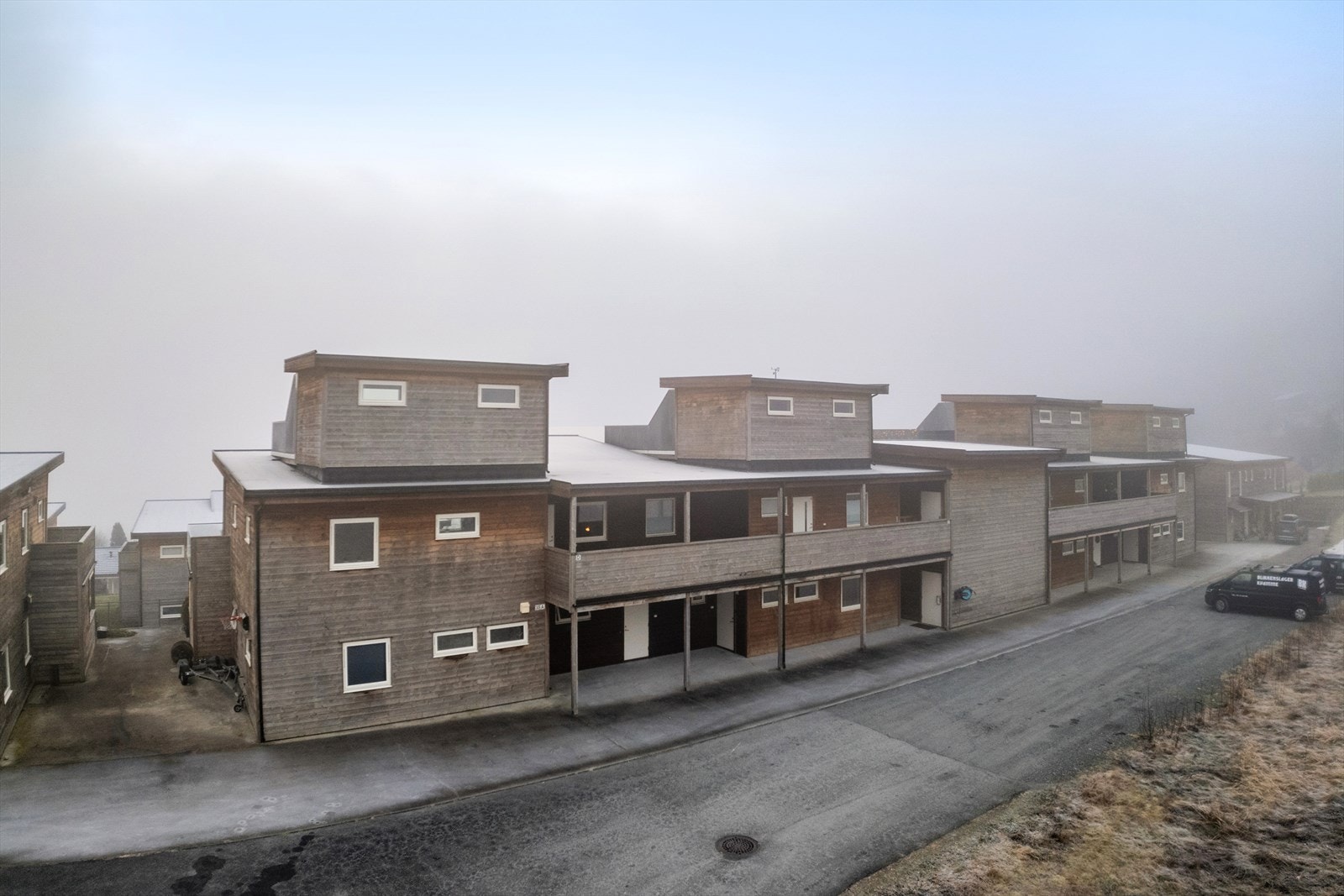 Sameiget er veletablert med fine fellesområder, og frå garasje/bakkeplan er det tilkomst til leilegheita via innvendig trappegang. Galleribilde