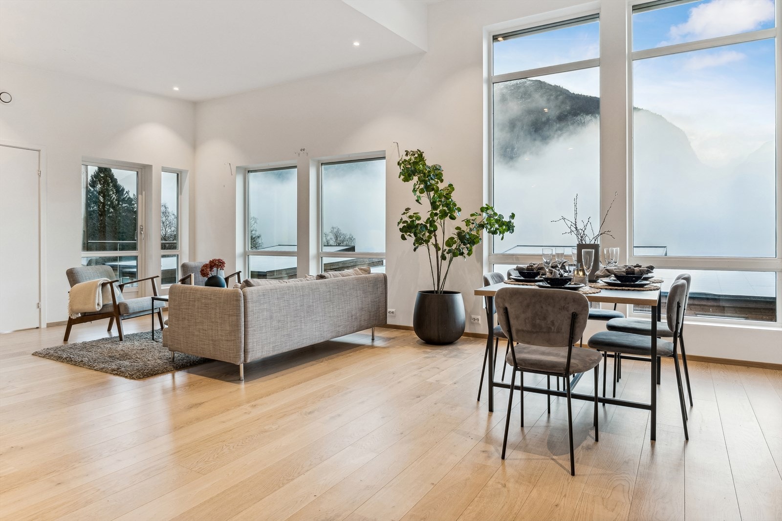 Frå stova er det også utgang til terrasse mot søraust. Galleribilde