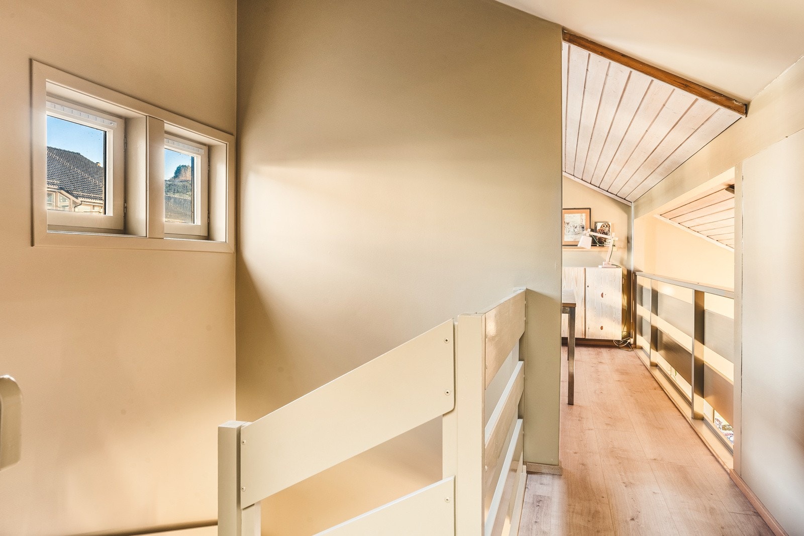 Loftet består av et kontor og en praktisk hems. Galleribilde