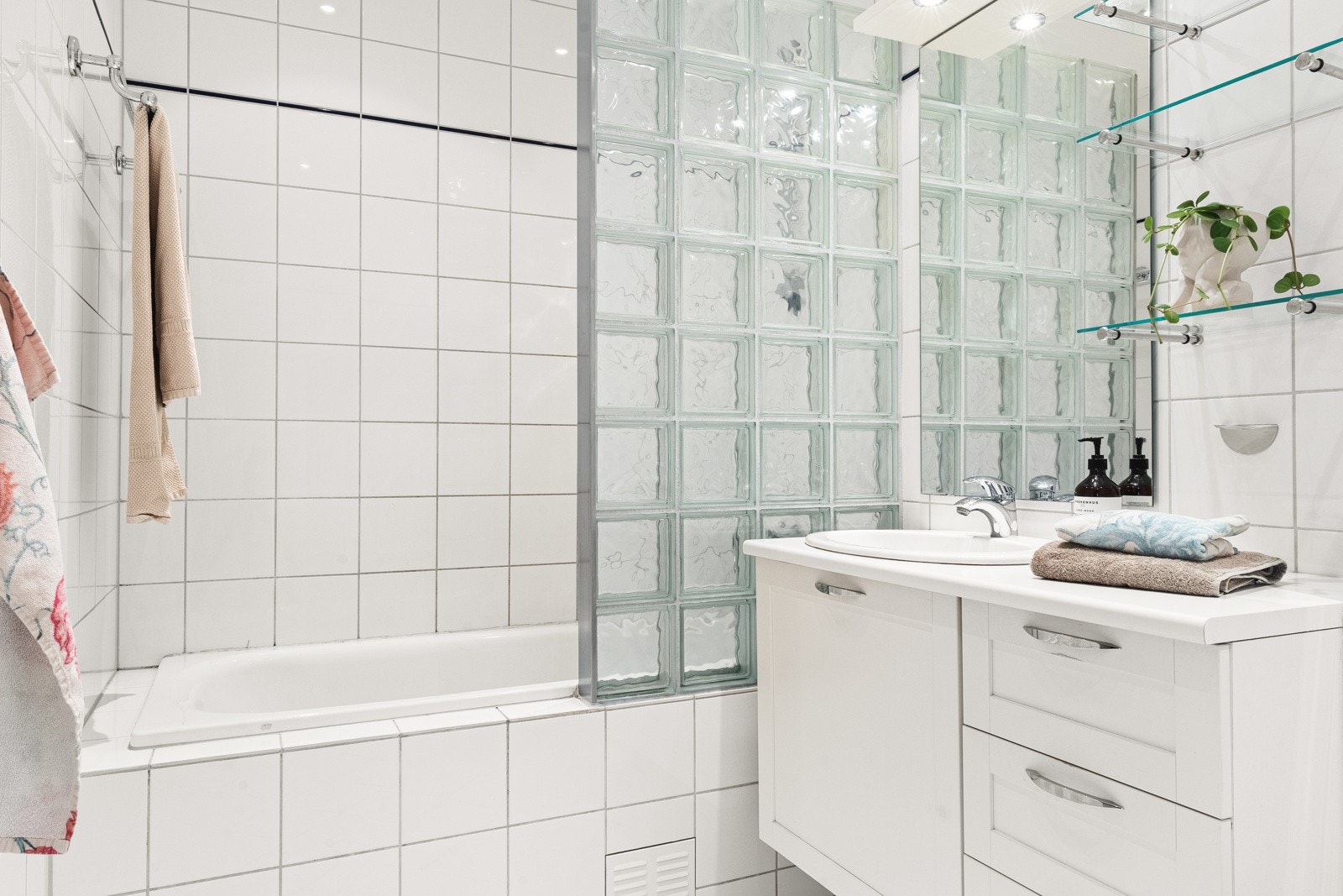 Badet inneholder servant med møblement/speil og belysning, vegghengt toalett, innfliset badekar og dusjgarnityr. Det er selvsagt varmekabler i gulv og avtrekksventil i himling. Galleribilde