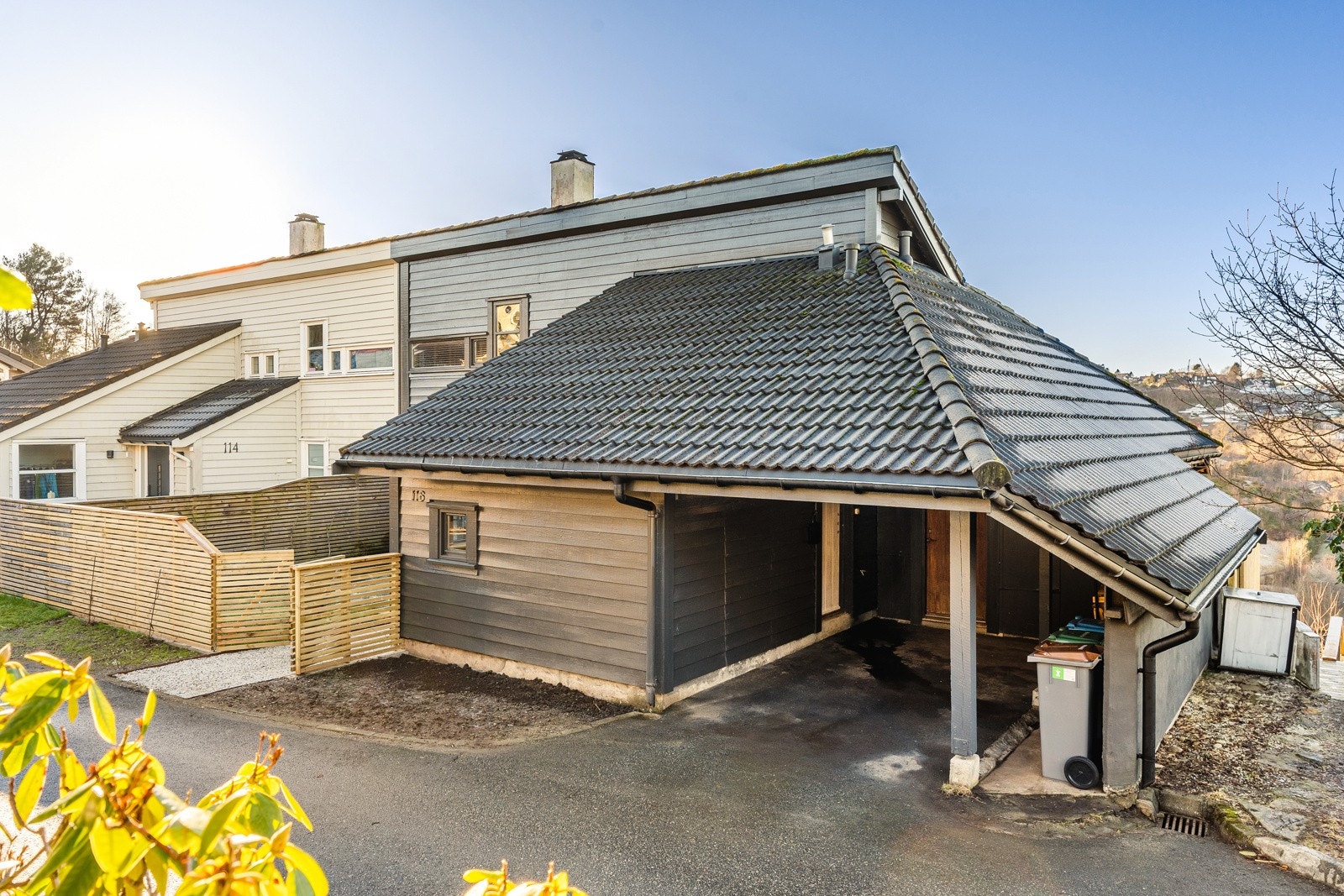 Parkering i carport med inngang rett inn i boligen. Galleribilde