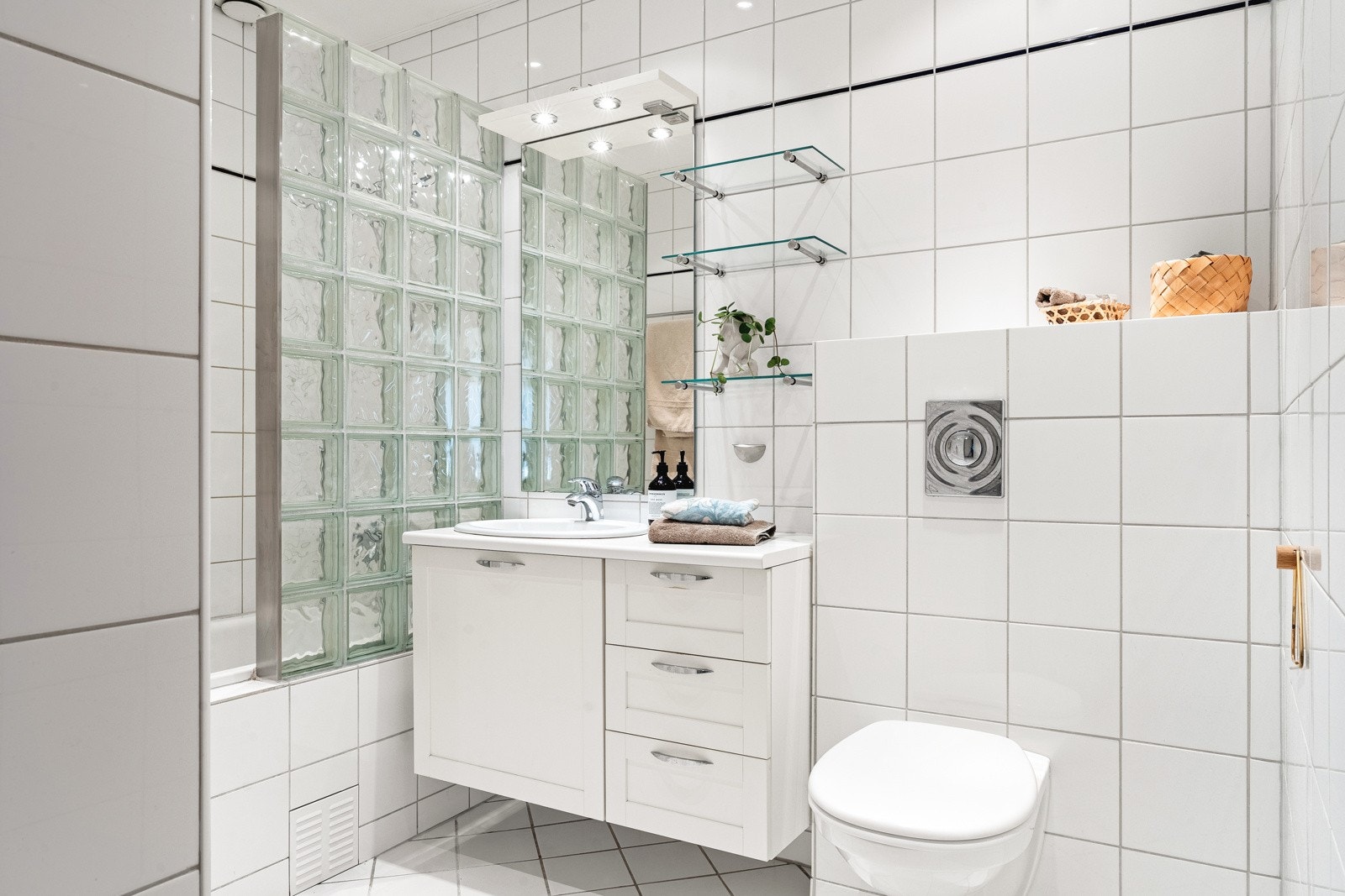 Badet finner du i underetasjen og er helfliset med en slett malt himling med innfelte downlights. Galleribilde