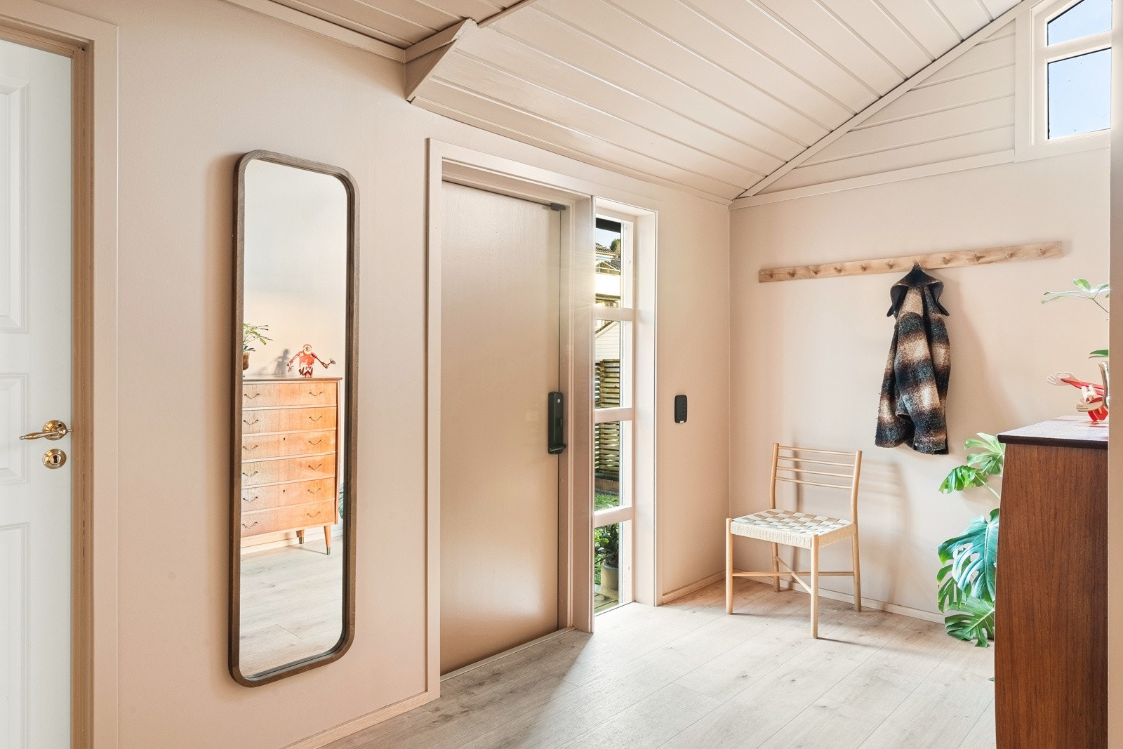Entréen er svært romslig og har godt med lagringsplass. På gulvet er det en flott laminat, slette malte vegger og malt panel i himling. Galleribilde