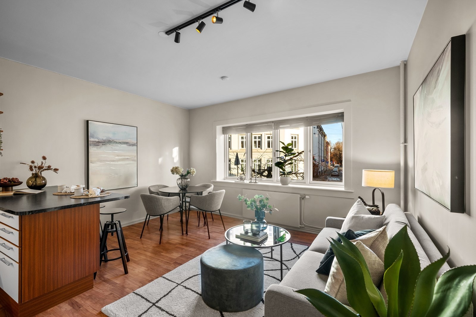 Stuen er av god størrelse, med plass til sofa, tilhørende bord, spisegruppe og annet ønskelig møblement. Galleribilde