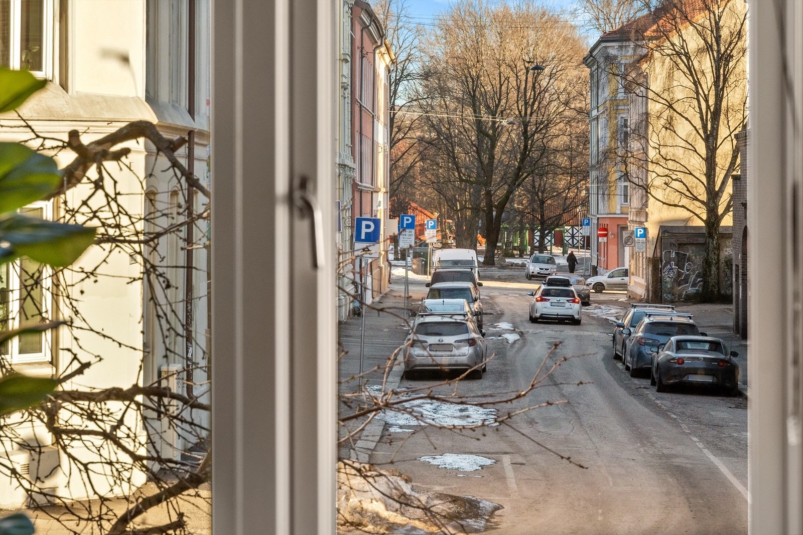 Leiligheten ligger rolig og tilbaketrukket til, med kun få minutters gange er man midt på Grünerløkka med det yrende folkelivet Galleribilde