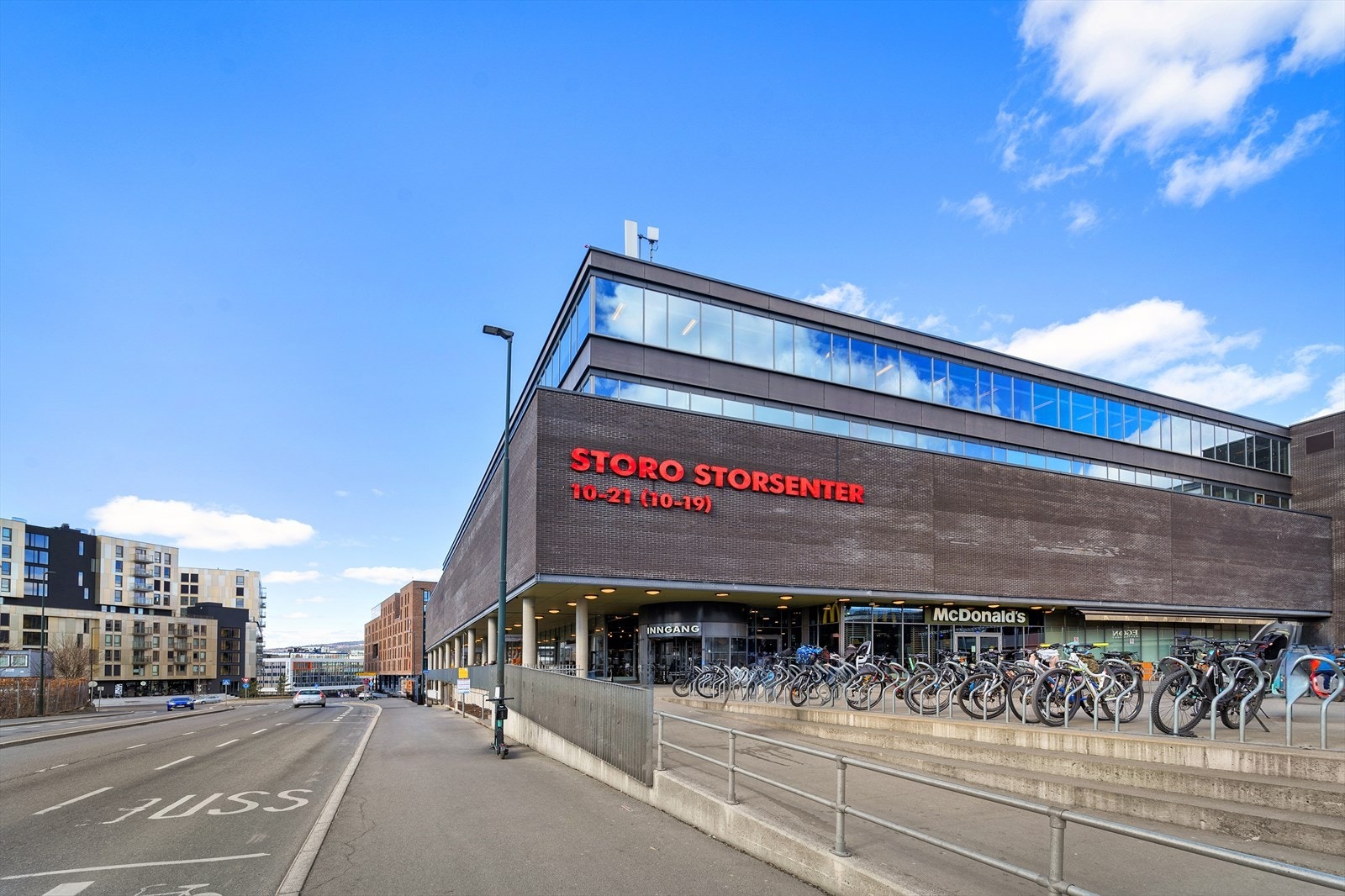 Shoppingmuligheter både på Sandaker senter og Storo senteret som bare er noen få trikkestopper opp. Galleribilde