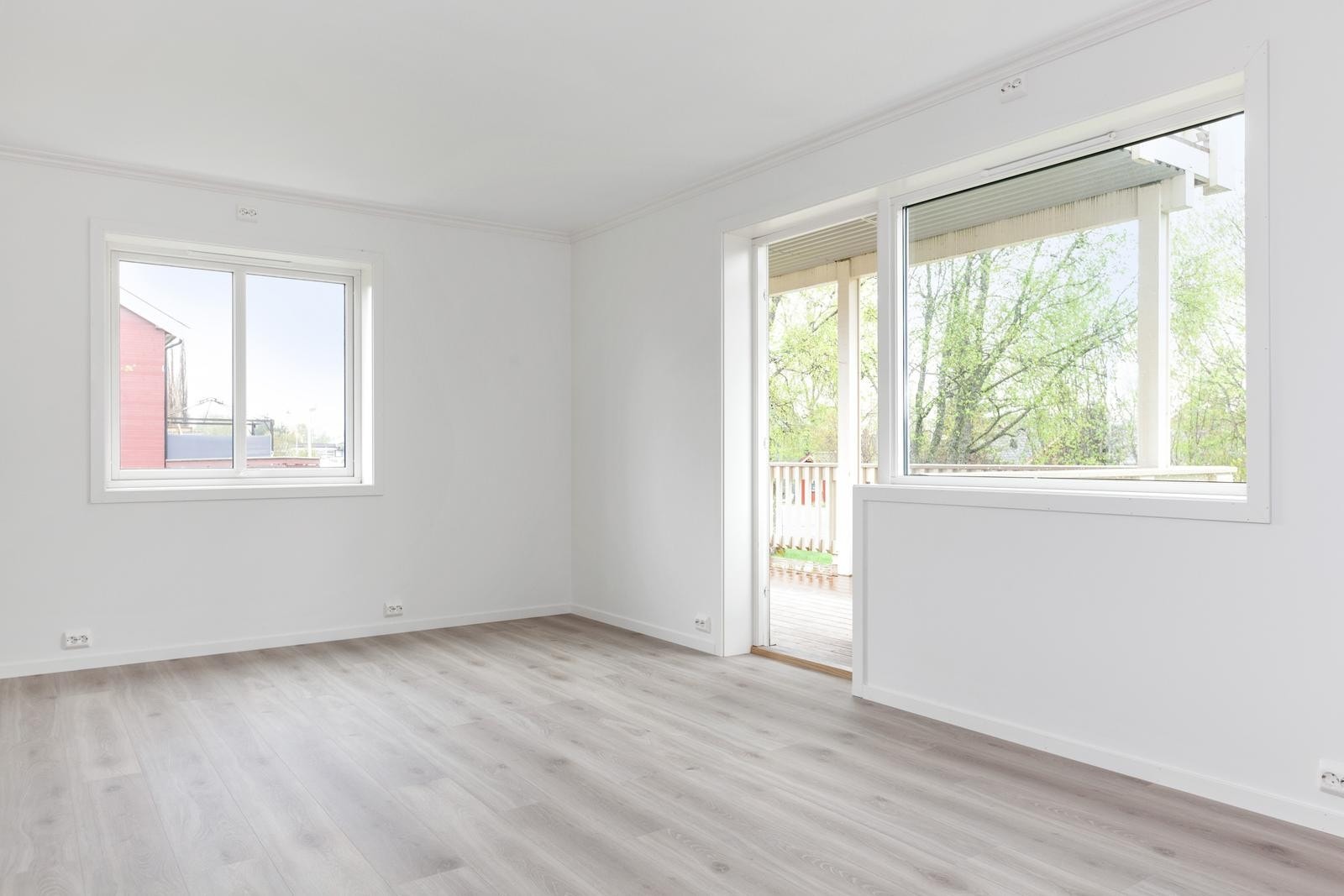 I stuen er det god plass til både sofagruppe og spisebord. Galleribilde