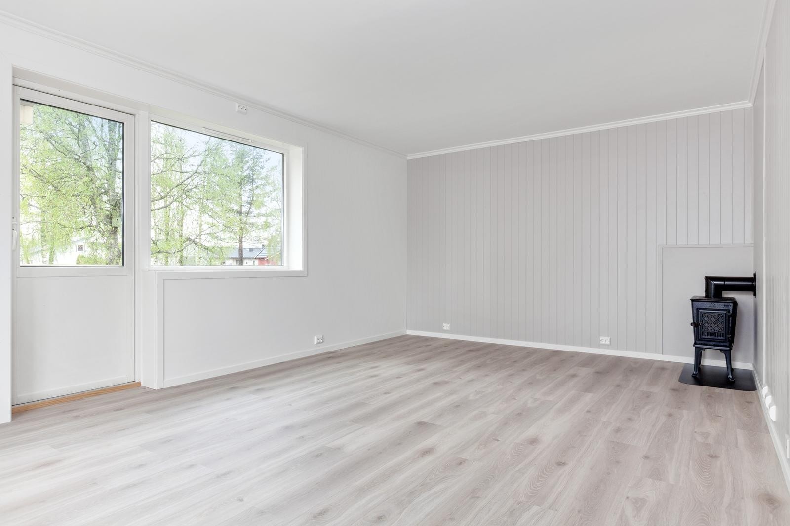Stor stue med vedovn og store vinduer som gir ett vakkert lysinnslipp. Utgang til balkong og hage. Galleribilde