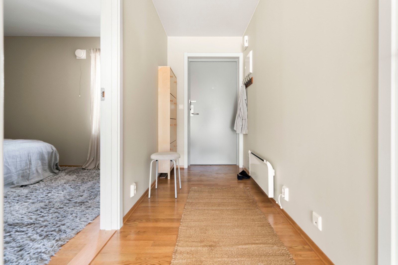 Praktisk entré med knagger for å henge fra seg yttertøy og skohylle. Galleribilde