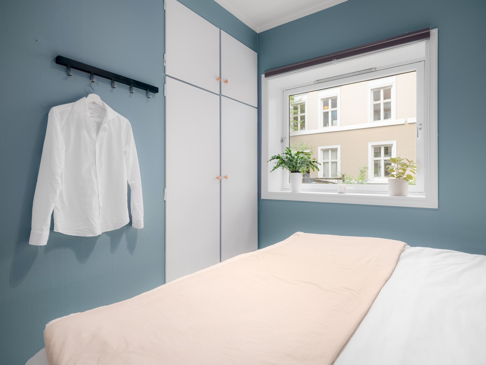 Her har du god plass til dobbeltseng, nattbord og oppbevaring i innfelt skapløsning på to av veggene. Galleribilde