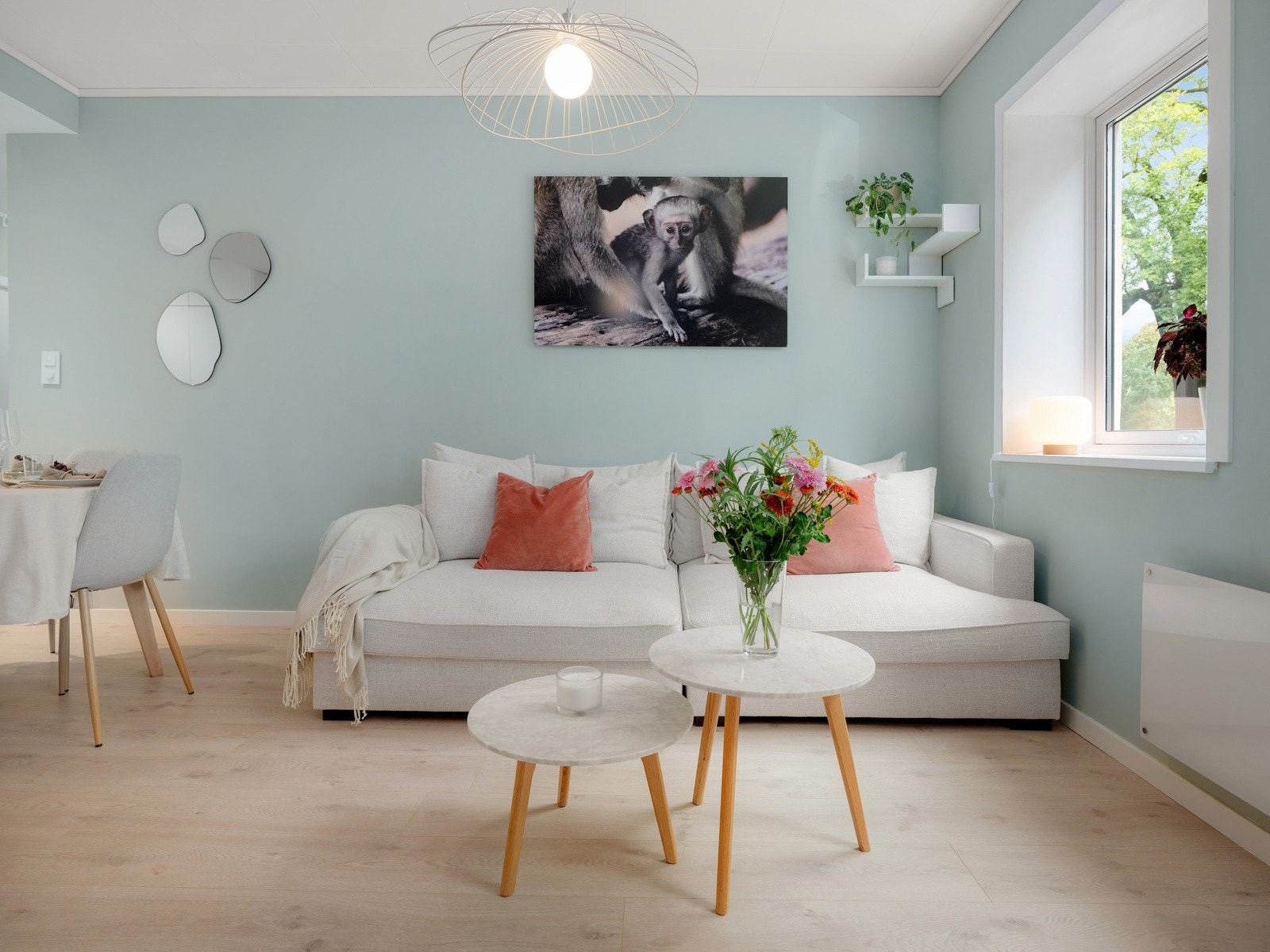 Her møter du et stort rom med gode møbleringsmuligheter og med god plass til sofa, spisebord og annet møblement. Galleribilde