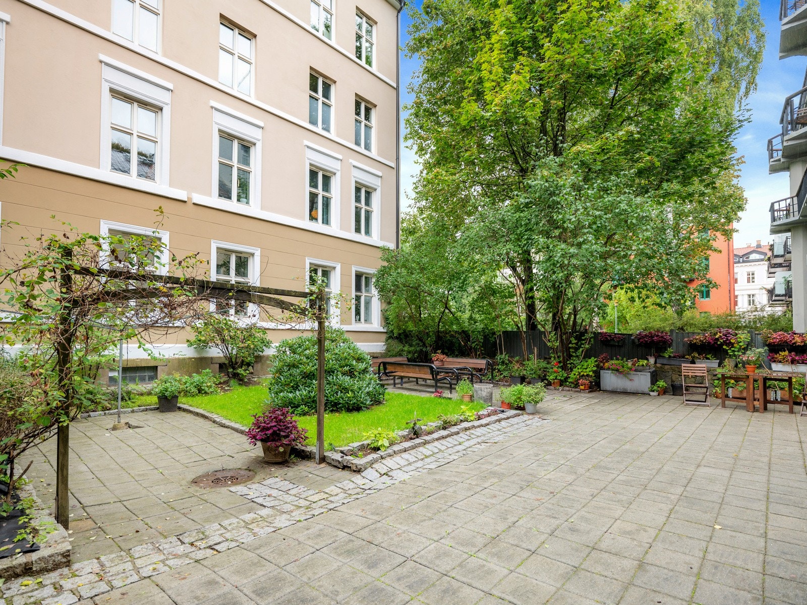 Borettslaget har et flott gårdsrom opparbeidet med beplantning og sittebenker. Galleribilde