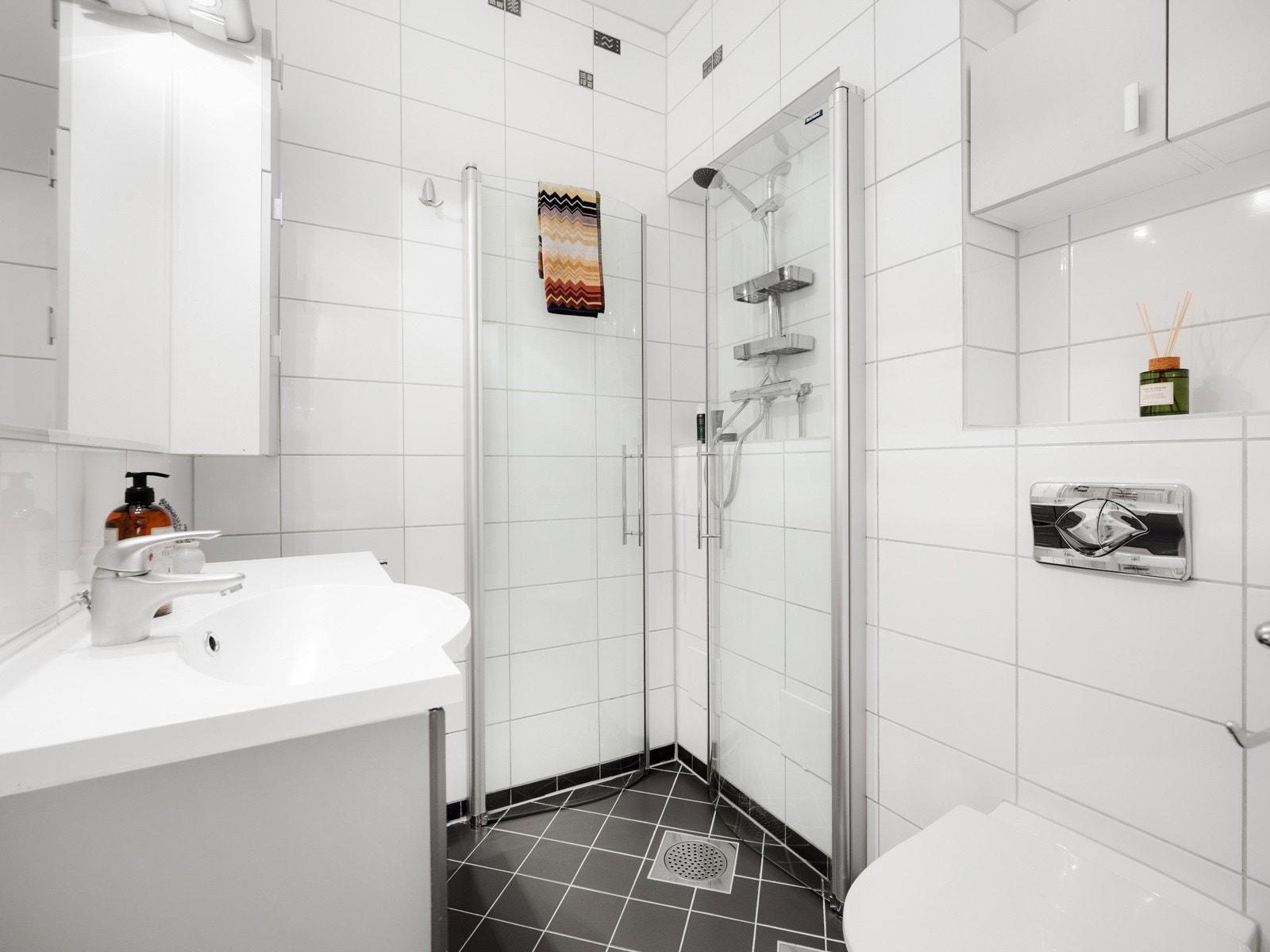 Pent, flislagt bad med behagelig gulvvarme. Galleribilde