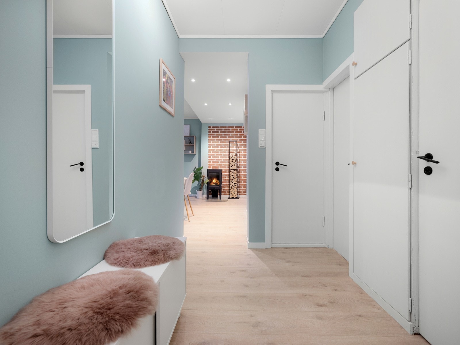 Innbydende entreé med gulvvarme og overflater malt i et pent fargevalg. Galleribilde