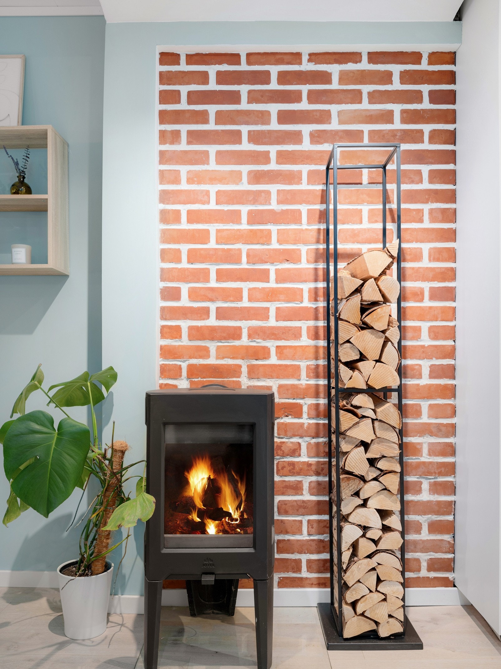 I stuen er det en hyggelig peis som varmer godt på kalde høst- og vinterdager. Galleribilde