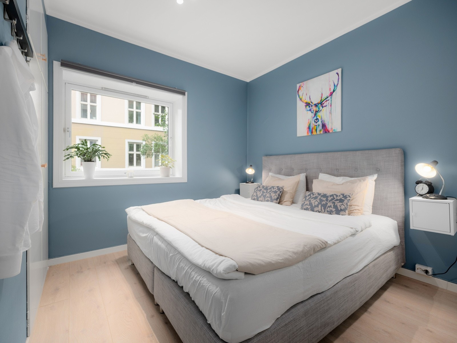 Boligen har to romslige soverom, begge malt i behagelige fargevalg. Galleribilde