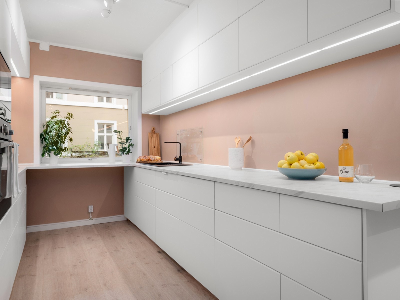 Innredningen har glatte fronter og benkeplaten er av laminat med nedfelte stikkontakter. Galleribilde