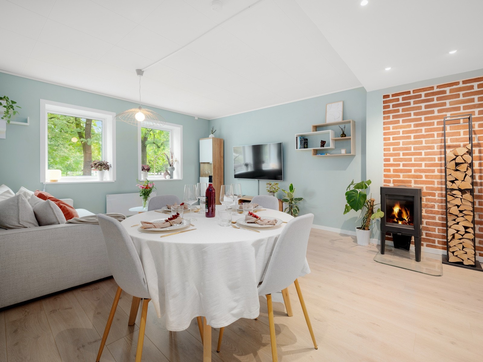 Lys og innbydende stue malt i et tidsriktig fargevalg og gulv belagt med laminat med gulvvarme. Galleribilde