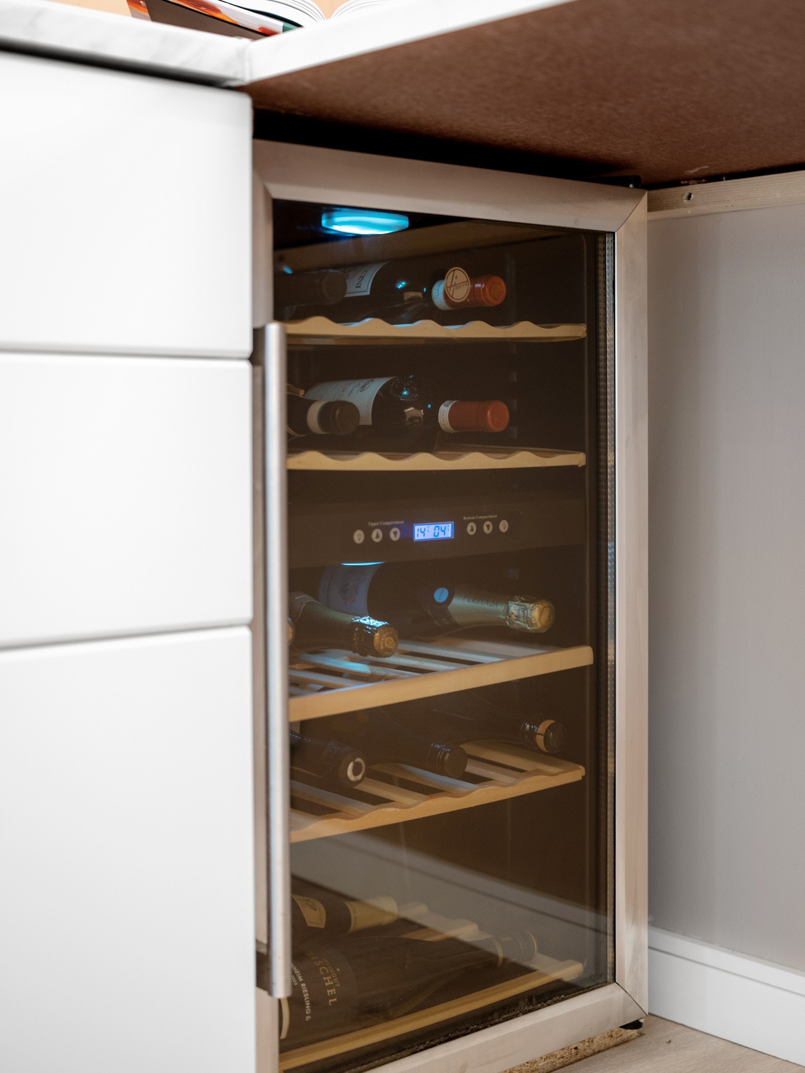 På kjøkkenet er det vinkjøler som vil medfølge leiligheten. Galleribilde