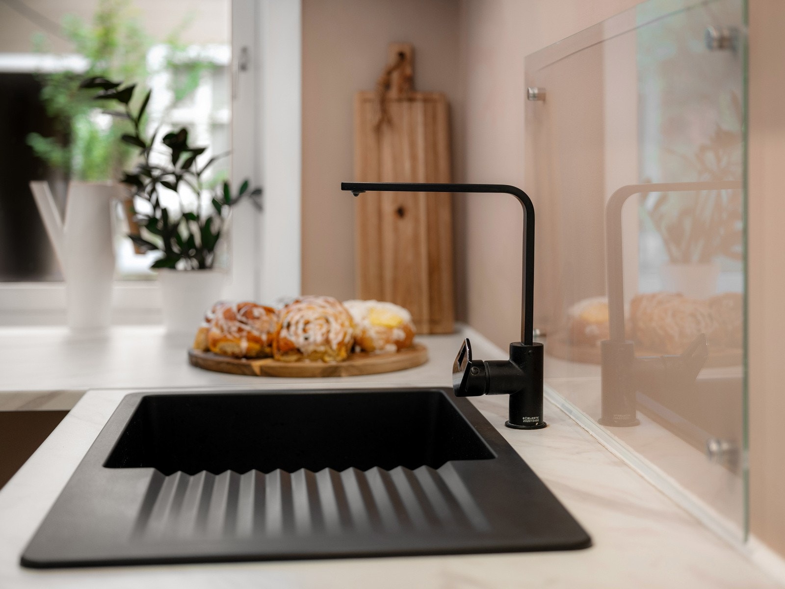 Av hvitevarer finner du frittstående vinkjøleskap og vaskemaskin, integrert kjøleskap med fryser, oppvaskmaskin, stekeovn, mikrobølgeovn og induksjonstopp. Galleribilde