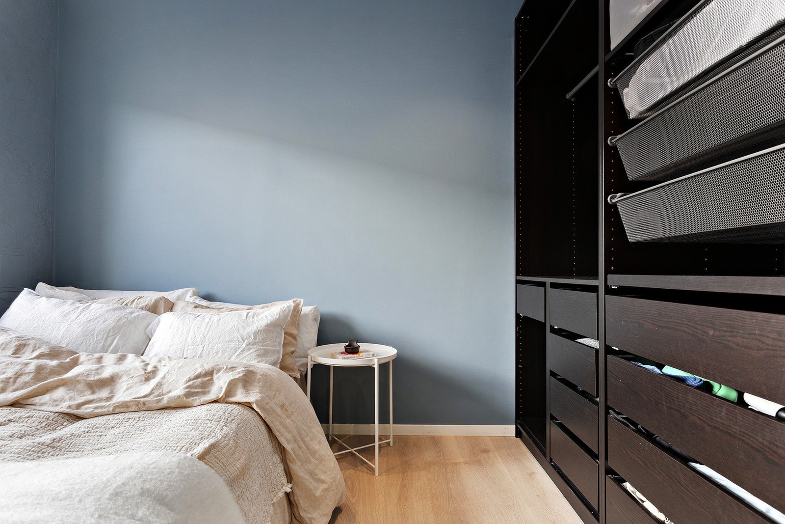 Rommet er malt i en beroligende farge på vegger og med laminat på gulv. Galleribilde