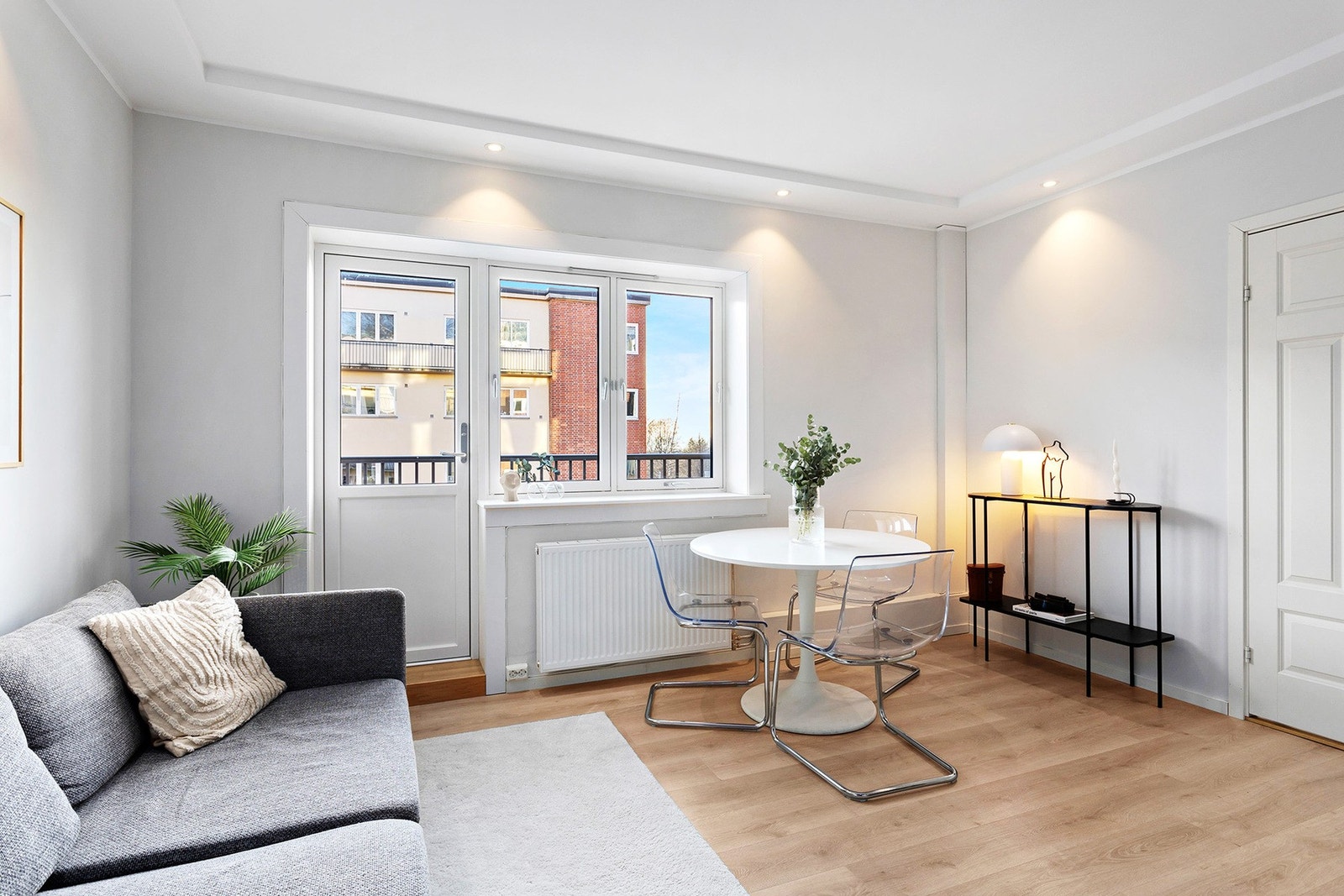 Lys og romslig stue med gode møbleringsmuligheter, og store vindusflater som slipper lyset fint inn. Galleribilde