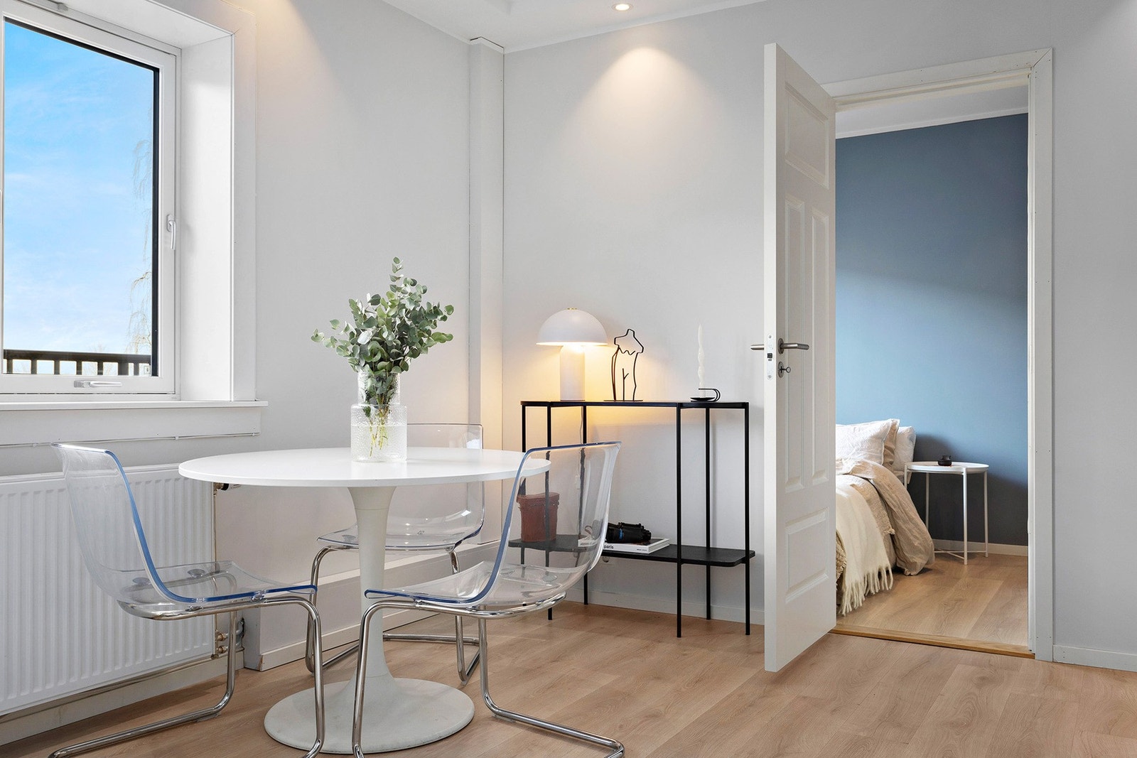 Her er det god plass til å innrede med både sofagruppe og spisebord. Galleribilde